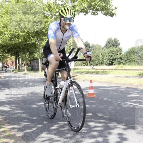 11.08.2024 - GEWOBA Citytriathlon Bremen H.Heesch http://msf.ph/oto/6769655 11.08.2024 11:49:17 Radfahren 894, 910 meine-sportfotos.de