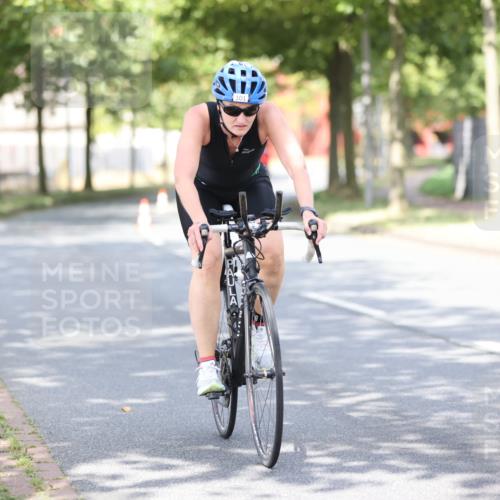 11.08.2024 - GEWOBA Citytriathlon Bremen H.Heesch http://msf.ph/oto/6769662 11.08.2024 10:43:06 Radfahren 21, 70, 101, 116 meine-sportfotos.de