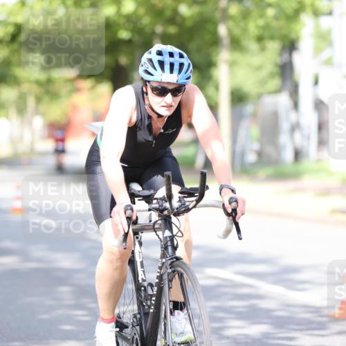 11.08.2024 - GEWOBA Citytriathlon Bremen H.Heesch http://msf.ph/oto/6769681 11.08.2024 10:43:06 Radfahren 21, 70, 101, 116 meine-sportfotos.de