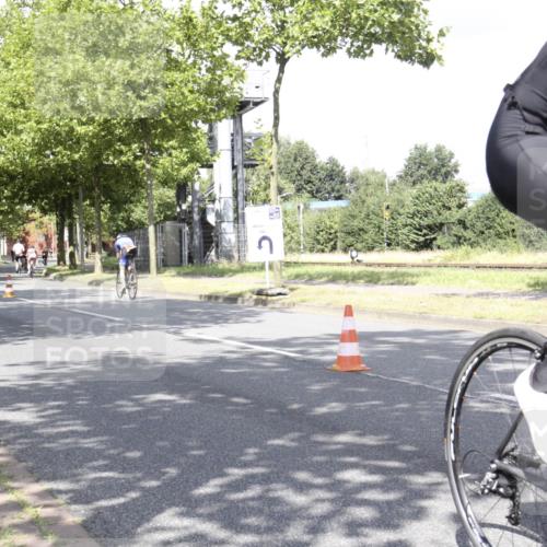 11.08.2024 - GEWOBA Citytriathlon Bremen H.Heesch http://msf.ph/oto/6769682 11.08.2024 11:50:01 Radfahren 785, 796, 862, 881, 979 meine-sportfotos.de