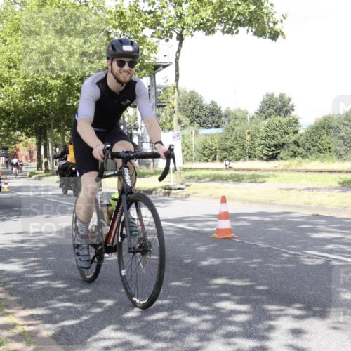 11.08.2024 - GEWOBA Citytriathlon Bremen H.Heesch http://msf.ph/oto/6769685 11.08.2024 11:50:04 Radfahren 785, 796, 862, 881, 979 meine-sportfotos.de