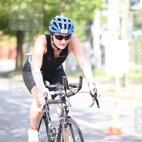 11.08.2024 - GEWOBA Citytriathlon Bremen H.Heesch http://msf.ph/oto/6769686 11.08.2024 10:43:06 Radfahren 21, 70, 101, 116 meine-sportfotos.de