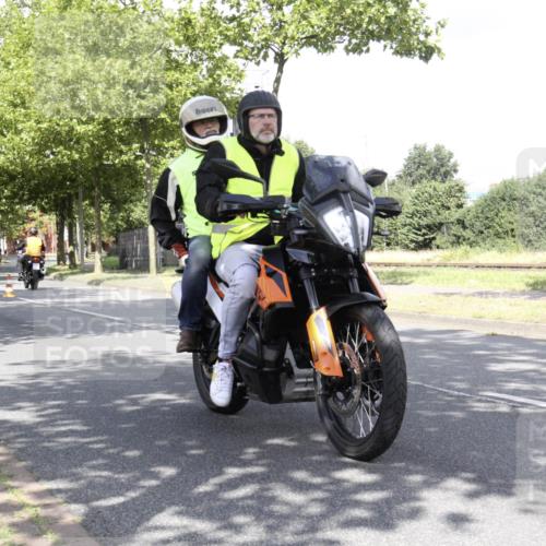 11.08.2024 - GEWOBA Citytriathlon Bremen H.Heesch http://msf.ph/oto/6769689 11.08.2024 11:50:05 Radfahren 785, 796, 862, 881, 929, 979, 1022 meine-sportfotos.de