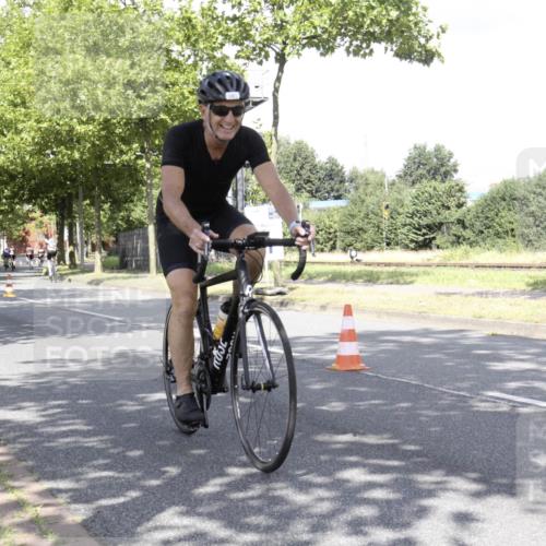 11.08.2024 - GEWOBA Citytriathlon Bremen H.Heesch http://msf.ph/oto/6769698 11.08.2024 11:50:21 Radfahren 915, 929, 981, 1022 meine-sportfotos.de
