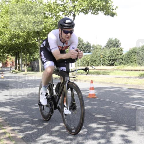 11.08.2024 - GEWOBA Citytriathlon Bremen H.Heesch http://msf.ph/oto/6769700 11.08.2024 11:50:26 Radfahren 915, 929, 966, 981, 992, 1022 meine-sportfotos.de