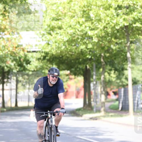 11.08.2024 - GEWOBA Citytriathlon Bremen H.Heesch http://msf.ph/oto/6769823 11.08.2024 10:43:36 Radfahren 2, 6, 17, 108 meine-sportfotos.de