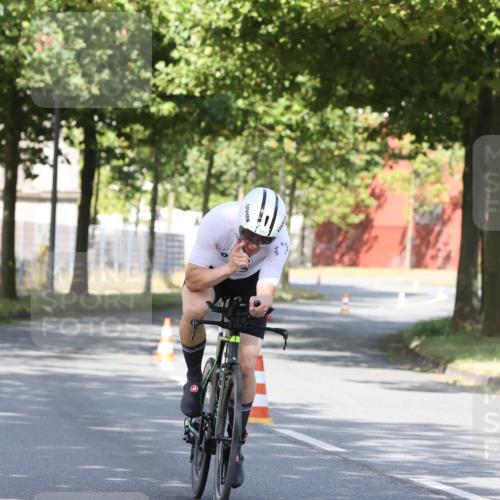 11.08.2024 - GEWOBA Citytriathlon Bremen H.Heesch http://msf.ph/oto/6769832 11.08.2024 10:33:20 Radfahren 46, 85 meine-sportfotos.de