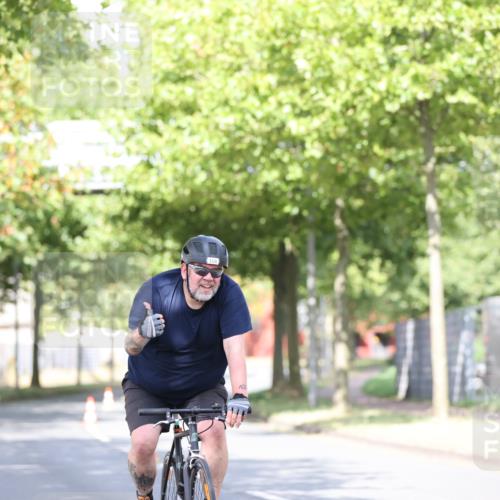 11.08.2024 - GEWOBA Citytriathlon Bremen H.Heesch http://msf.ph/oto/6769834 11.08.2024 10:43:37 Radfahren 2, 6, 17, 108 meine-sportfotos.de