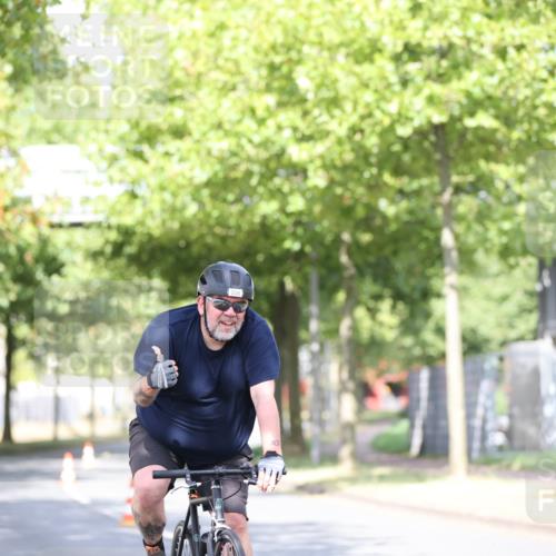 11.08.2024 - GEWOBA Citytriathlon Bremen H.Heesch http://msf.ph/oto/6769840 11.08.2024 10:43:37 Radfahren 2, 6, 17, 108 meine-sportfotos.de
