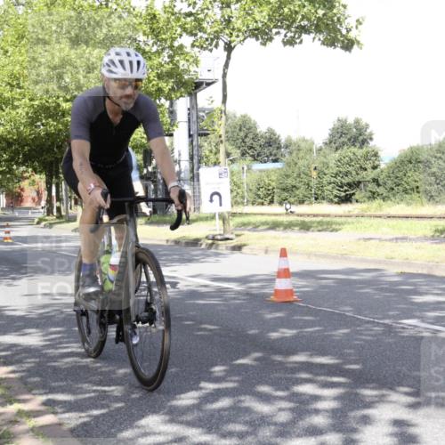 11.08.2024 - GEWOBA Citytriathlon Bremen H.Heesch http://msf.ph/oto/6769850 11.08.2024 11:53:46 Radfahren 751, 940, 1000, 1009 meine-sportfotos.de