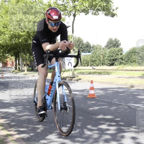 11.08.2024 - GEWOBA Citytriathlon Bremen H.Heesch http://msf.ph/oto/6769901 11.08.2024 11:55:18 Radfahren 781, 878, 1038 meine-sportfotos.de
