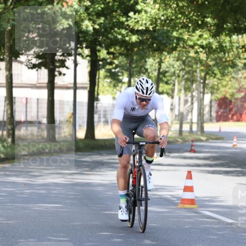 11.08.2024 - GEWOBA Citytriathlon Bremen H.Heesch http://msf.ph/oto/6769914 11.08.2024 10:34:57 Radfahren  meine-sportfotos.de