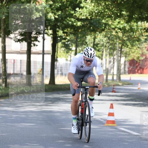 11.08.2024 - GEWOBA Citytriathlon Bremen H.Heesch http://msf.ph/oto/6769915 11.08.2024 10:34:57 Radfahren  meine-sportfotos.de