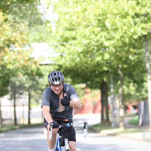 11.08.2024 - GEWOBA Citytriathlon Bremen H.Heesch http://msf.ph/oto/6769916 11.08.2024 10:43:40 Radfahren 2, 6, 108 meine-sportfotos.de
