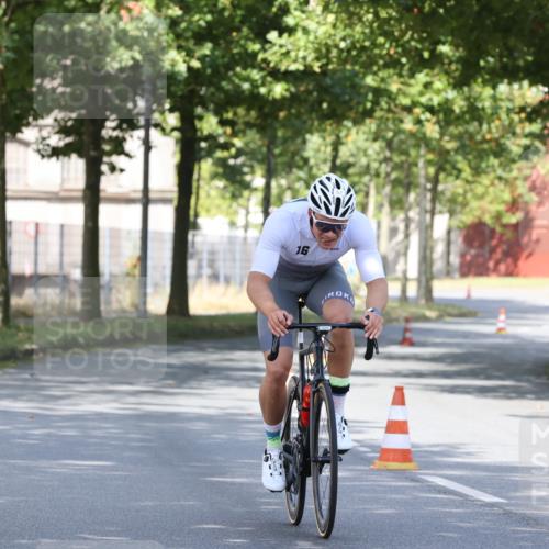 11.08.2024 - GEWOBA Citytriathlon Bremen H.Heesch http://msf.ph/oto/6769918 11.08.2024 10:34:57 Radfahren  meine-sportfotos.de