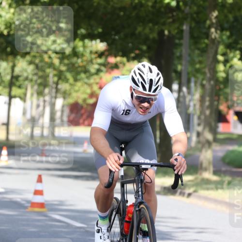 11.08.2024 - GEWOBA Citytriathlon Bremen H.Heesch http://msf.ph/oto/6769954 11.08.2024 10:34:58 Radfahren  meine-sportfotos.de