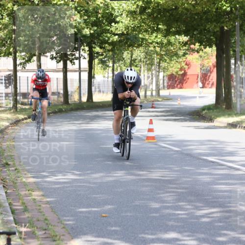 11.08.2024 - GEWOBA Citytriathlon Bremen H.Heesch http://msf.ph/oto/6770063 11.08.2024 10:36:04 Radfahren 77, 82 meine-sportfotos.de