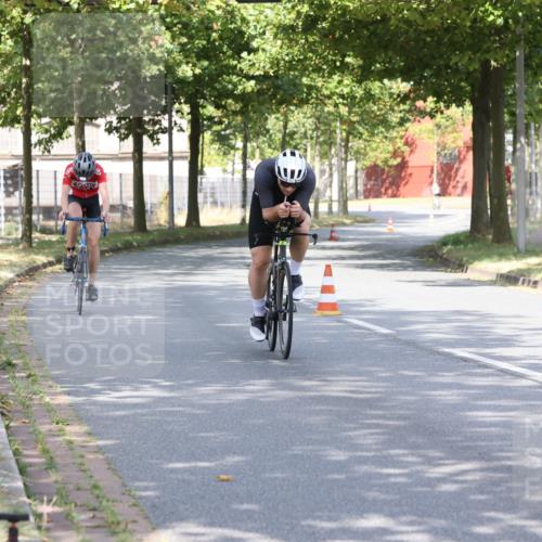 11.08.2024 - GEWOBA Citytriathlon Bremen H.Heesch http://msf.ph/oto/6770066 11.08.2024 10:36:04 Radfahren 77, 82 meine-sportfotos.de