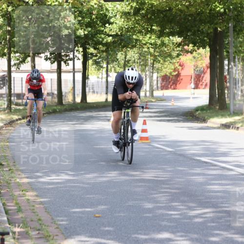 11.08.2024 - GEWOBA Citytriathlon Bremen H.Heesch http://msf.ph/oto/6770069 11.08.2024 10:36:04 Radfahren 77, 82 meine-sportfotos.de