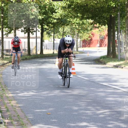 11.08.2024 - GEWOBA Citytriathlon Bremen H.Heesch http://msf.ph/oto/6770072 11.08.2024 10:36:04 Radfahren 77, 82 meine-sportfotos.de