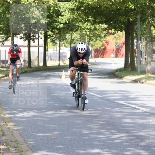 11.08.2024 - GEWOBA Citytriathlon Bremen H.Heesch http://msf.ph/oto/6770079 11.08.2024 10:36:04 Radfahren 77, 82 meine-sportfotos.de