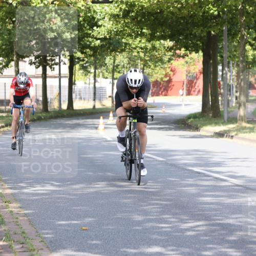 11.08.2024 - GEWOBA Citytriathlon Bremen H.Heesch http://msf.ph/oto/6770080 11.08.2024 10:36:04 Radfahren 77, 82 meine-sportfotos.de
