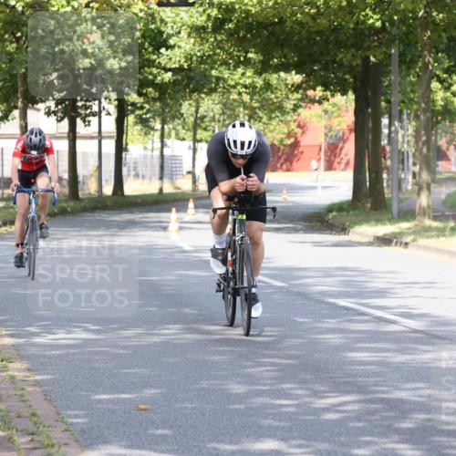 11.08.2024 - GEWOBA Citytriathlon Bremen H.Heesch http://msf.ph/oto/6770083 11.08.2024 10:36:04 Radfahren 77, 82 meine-sportfotos.de