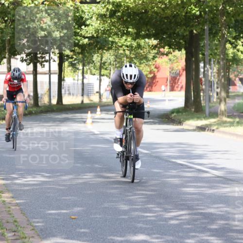 11.08.2024 - GEWOBA Citytriathlon Bremen H.Heesch http://msf.ph/oto/6770086 11.08.2024 10:36:04 Radfahren 77, 82 meine-sportfotos.de