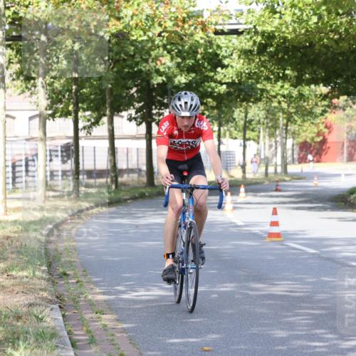 11.08.2024 - GEWOBA Citytriathlon Bremen H.Heesch http://msf.ph/oto/6770092 11.08.2024 10:36:05 Radfahren 77, 82 meine-sportfotos.de