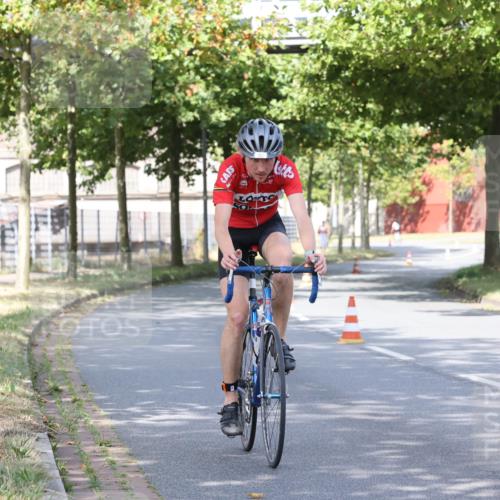 11.08.2024 - GEWOBA Citytriathlon Bremen H.Heesch http://msf.ph/oto/6770101 11.08.2024 10:36:05 Radfahren 77, 82 meine-sportfotos.de