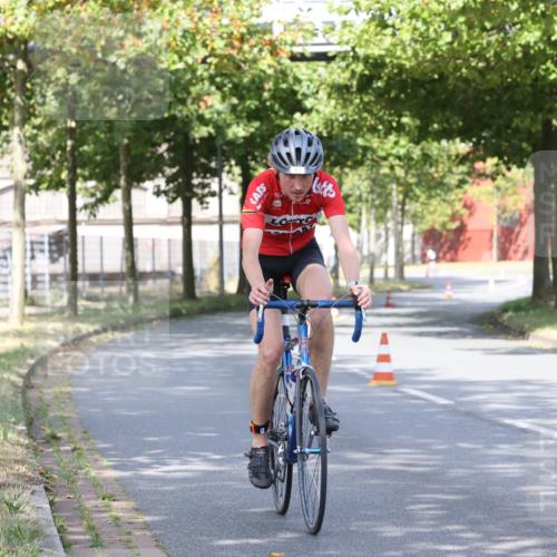 11.08.2024 - GEWOBA Citytriathlon Bremen H.Heesch http://msf.ph/oto/6770105 11.08.2024 10:36:05 Radfahren 77, 82 meine-sportfotos.de
