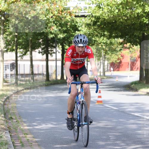 11.08.2024 - GEWOBA Citytriathlon Bremen H.Heesch http://msf.ph/oto/6770108 11.08.2024 10:36:05 Radfahren 77, 82 meine-sportfotos.de