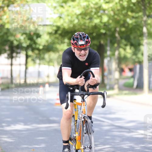 11.08.2024 - GEWOBA Citytriathlon Bremen H.Heesch http://msf.ph/oto/6770135 11.08.2024 10:44:05 Radfahren 23, 28, 37, 39, 48, 104, 113, 114 meine-sportfotos.de