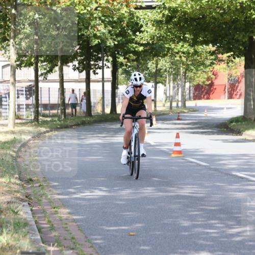 11.08.2024 - GEWOBA Citytriathlon Bremen H.Heesch http://msf.ph/oto/6770207 11.08.2024 10:36:34 Radfahren 8, 62 meine-sportfotos.de