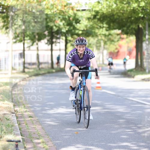 11.08.2024 - GEWOBA Citytriathlon Bremen H.Heesch http://msf.ph/oto/6770227 11.08.2024 10:44:21 Radfahren 48 meine-sportfotos.de