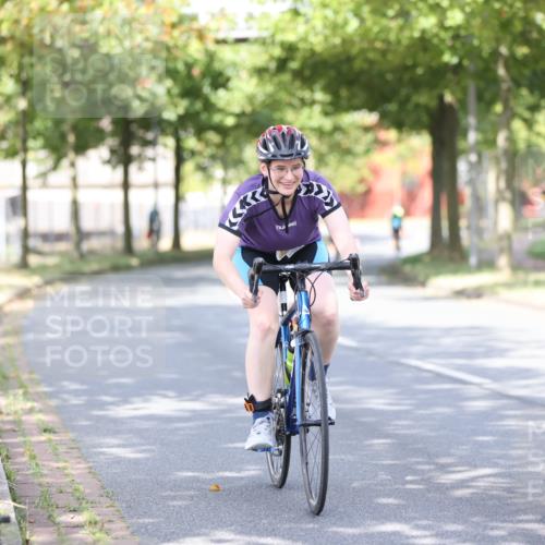 11.08.2024 - GEWOBA Citytriathlon Bremen H.Heesch http://msf.ph/oto/6770238 11.08.2024 10:44:21 Radfahren 48 meine-sportfotos.de