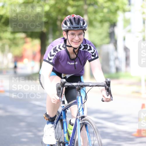 11.08.2024 - GEWOBA Citytriathlon Bremen H.Heesch http://msf.ph/oto/6770269 11.08.2024 10:44:21 Radfahren 48 meine-sportfotos.de