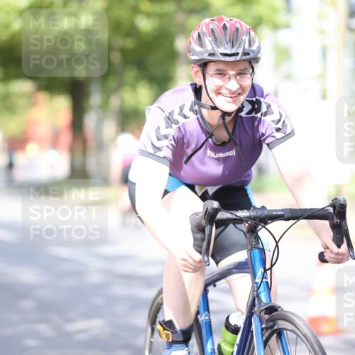 11.08.2024 - GEWOBA Citytriathlon Bremen H.Heesch http://msf.ph/oto/6770274 11.08.2024 10:44:21 Radfahren 48 meine-sportfotos.de