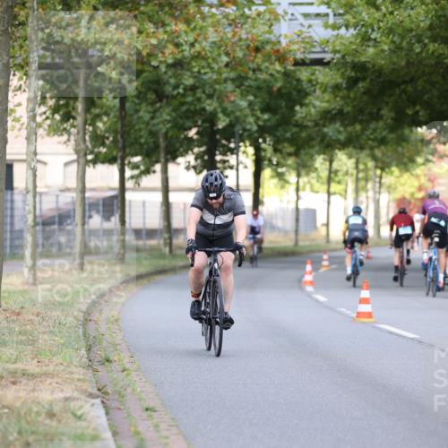 11.08.2024 - GEWOBA Citytriathlon Bremen H.Heesch http://msf.ph/oto/6770323 11.08.2024 10:37:47 Radfahren 1, 59 meine-sportfotos.de