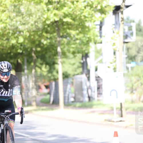 11.08.2024 - GEWOBA Citytriathlon Bremen H.Heesch http://msf.ph/oto/6770474 11.08.2024 10:45:07 Radfahren 13, 51, 54, 97 meine-sportfotos.de