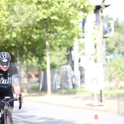 11.08.2024 - GEWOBA Citytriathlon Bremen H.Heesch http://msf.ph/oto/6770477 11.08.2024 10:45:07 Radfahren 13, 51, 54, 97 meine-sportfotos.de