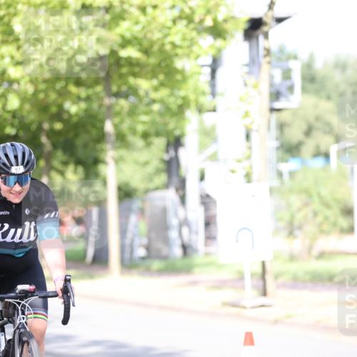 11.08.2024 - GEWOBA Citytriathlon Bremen H.Heesch http://msf.ph/oto/6770483 11.08.2024 10:45:07 Radfahren 13, 51, 54, 97 meine-sportfotos.de