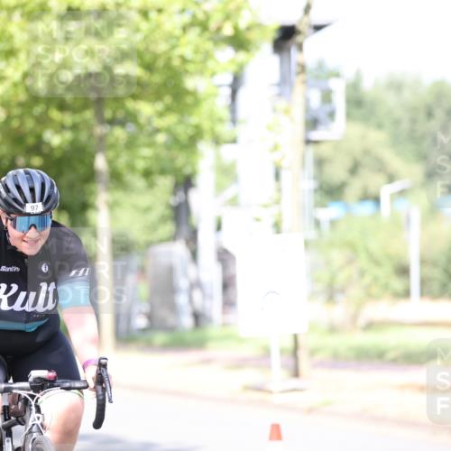 11.08.2024 - GEWOBA Citytriathlon Bremen H.Heesch http://msf.ph/oto/6770489 11.08.2024 10:45:07 Radfahren 13, 51, 54, 97 meine-sportfotos.de