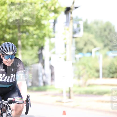 11.08.2024 - GEWOBA Citytriathlon Bremen H.Heesch http://msf.ph/oto/6770492 11.08.2024 10:45:07 Radfahren 13, 51, 54, 97 meine-sportfotos.de