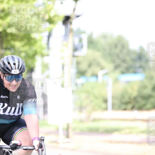 11.08.2024 - GEWOBA Citytriathlon Bremen H.Heesch http://msf.ph/oto/6770498 11.08.2024 10:45:07 Radfahren 13, 51, 54, 97 meine-sportfotos.de