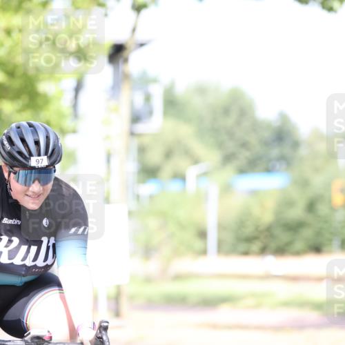 11.08.2024 - GEWOBA Citytriathlon Bremen H.Heesch http://msf.ph/oto/6770501 11.08.2024 10:45:07 Radfahren 13, 51, 54, 97 meine-sportfotos.de