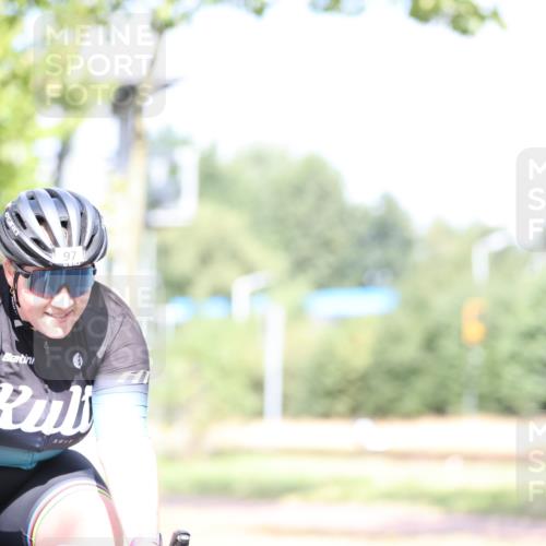 11.08.2024 - GEWOBA Citytriathlon Bremen H.Heesch http://msf.ph/oto/6770504 11.08.2024 10:45:07 Radfahren 13, 51, 54, 97 meine-sportfotos.de