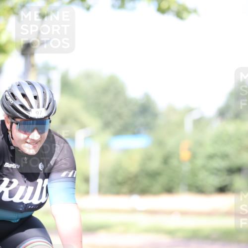 11.08.2024 - GEWOBA Citytriathlon Bremen H.Heesch http://msf.ph/oto/6770507 11.08.2024 10:45:07 Radfahren 13, 51, 54, 97 meine-sportfotos.de