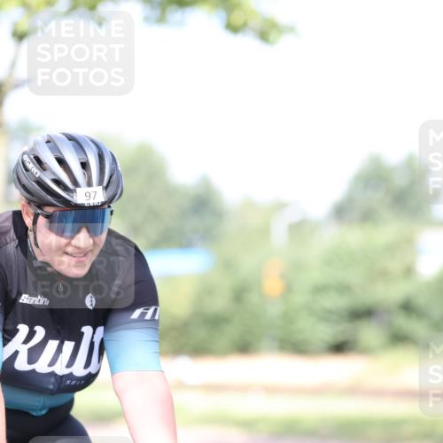 11.08.2024 - GEWOBA Citytriathlon Bremen H.Heesch http://msf.ph/oto/6770510 11.08.2024 10:45:08 Radfahren 13, 51, 54, 97 meine-sportfotos.de