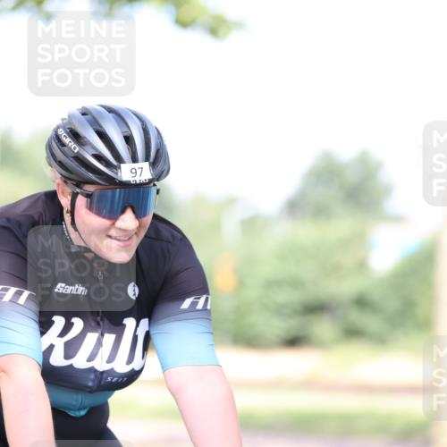 11.08.2024 - GEWOBA Citytriathlon Bremen H.Heesch http://msf.ph/oto/6770513 11.08.2024 10:45:08 Radfahren 13, 51, 54, 97 meine-sportfotos.de